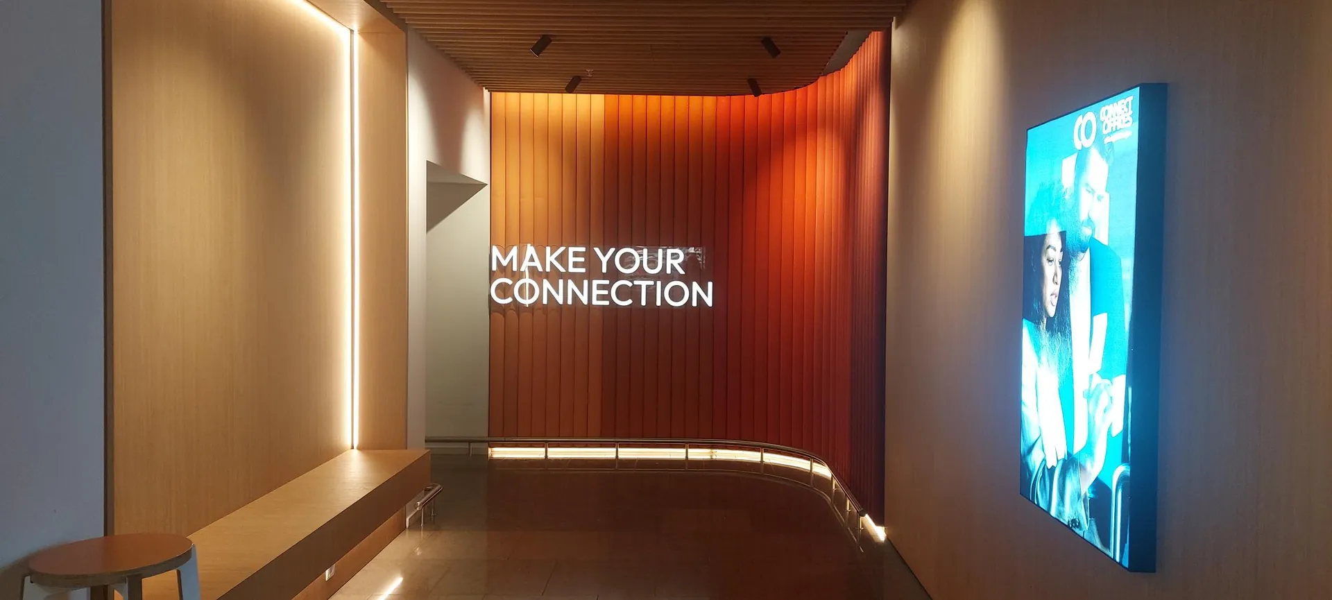 Entree van Connect Offices met houten wanden en de tekst Make your connection